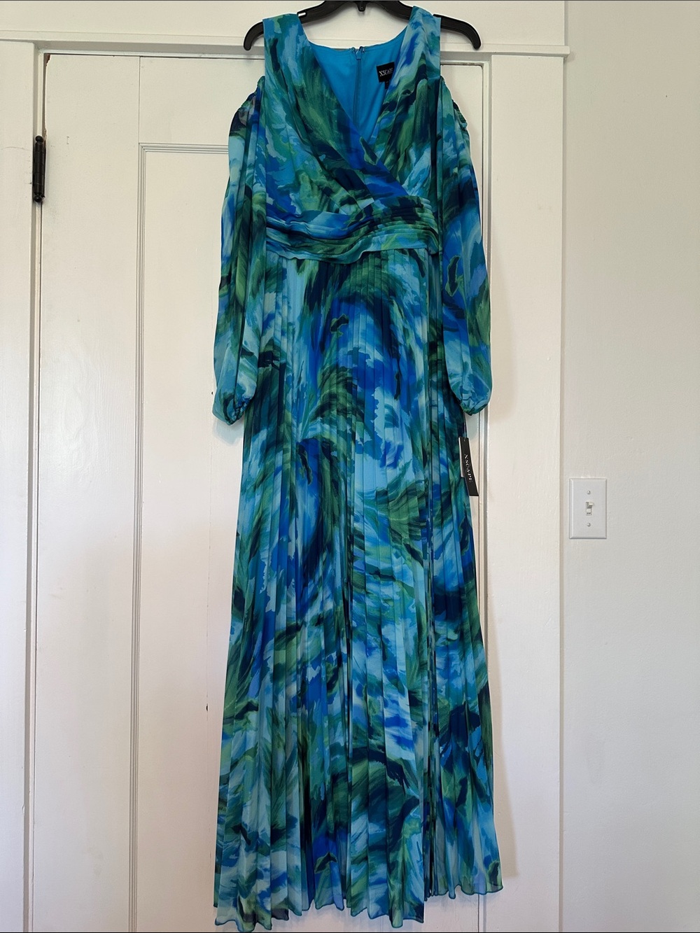 XSCAPE Maxi Dress in Blue-Green Print
Size:14W ~NEW! ✨Beautiful ✨ - Picture 4 of 9